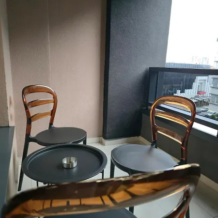 Cozy Center - Free Parking Garage Apartament