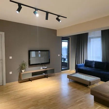 Cozy Center - Free Parking Garage Apartament *