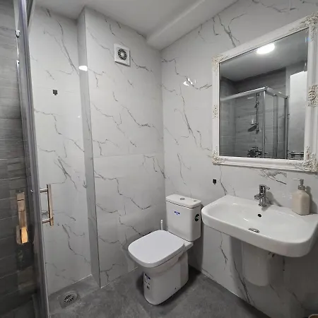 Cozy Center - Free Parking Garage Apartament *