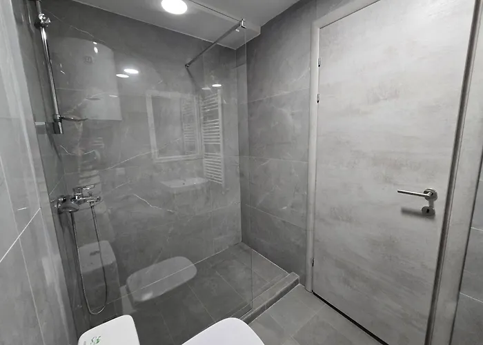 Cozy Center - Free Parking Garage Апартаменти