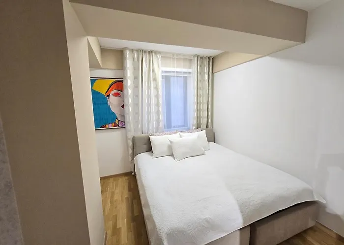 Cozy Center - Free Parking Garage