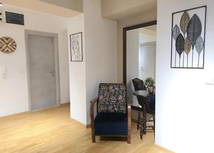 Апартаменти Cozy Center - Free Parking Garage