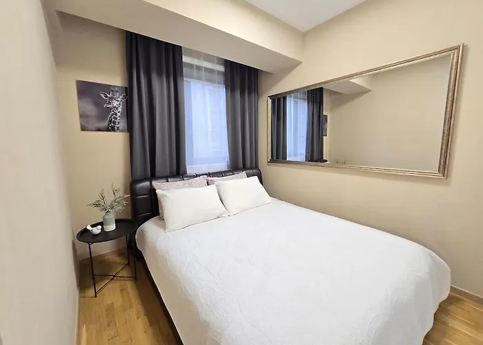 Cozy Center - Free Parking Garage Апартаменти *